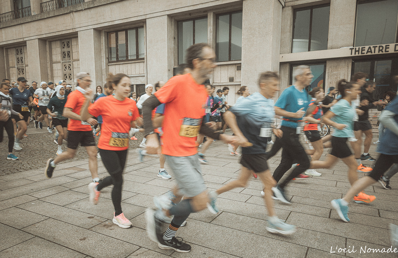 Départ massif des 15 km du Havre, perspective sur les coureurs et l'architecture urbaine.