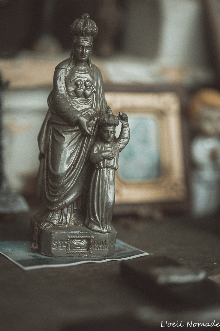 Architecture de pierre ancienne sous les arbres, focus sur les textures minérales et l'ombre portée.