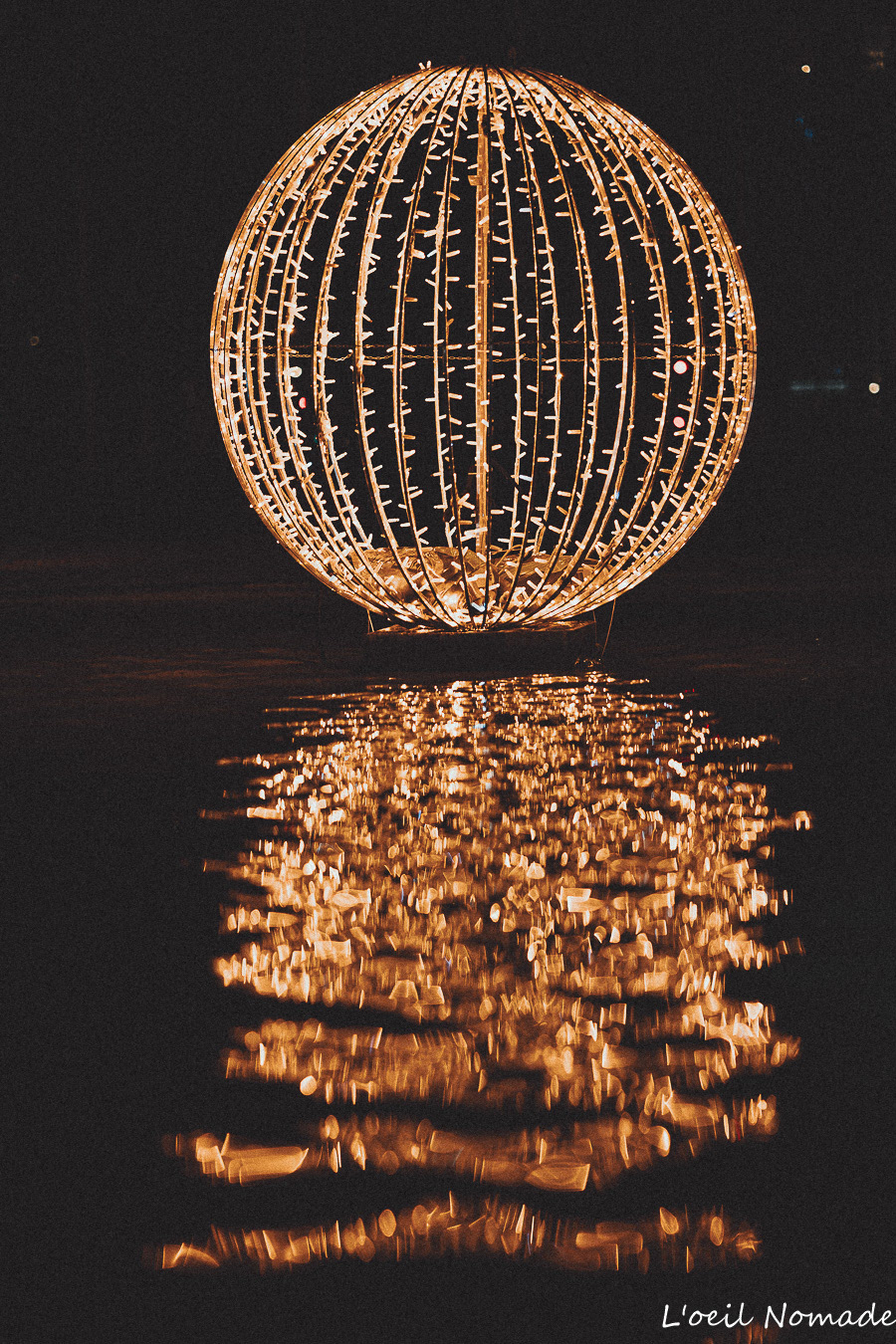 Exploration visuelle nocturne : jeu de reflets et de lumières sur l'eau, magnifier les installations de Noël pour une communication territoriale forte.
