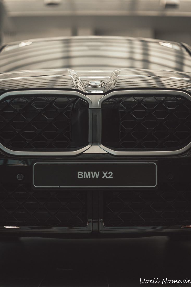 Gros plan sur la calandre iconique BMW, performance automobile, photographie d'autorité B2B par L’œil Nomade.