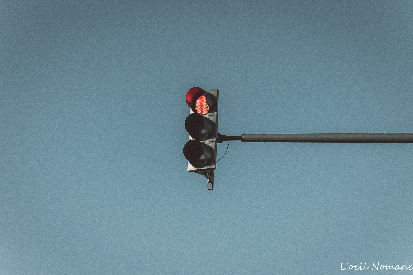 Signal. Le rouge suspendu dans l'épure du ciel de Normandie.