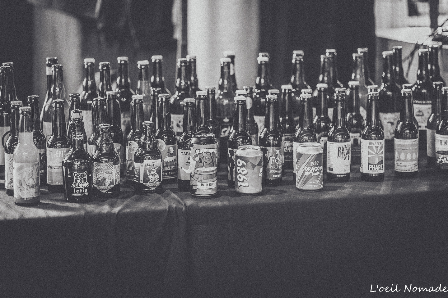 Photographe artisans Le Havre, mise en valeur de bières locales en événement, photographie produit en contexte réel.