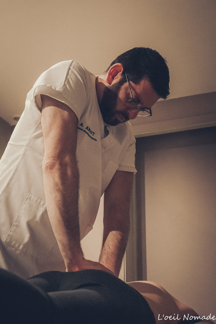 Photographie documentaire santé, lumière douce cabinet paramédical, approche humaine et intime.