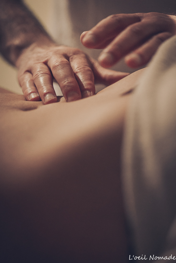 Détail du geste technique kiné, massage thérapeutique endométriose, photographie de soin paramédical.