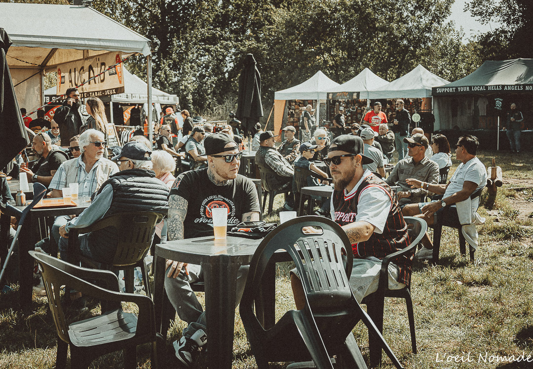 Photographie événementielle en plein soleil au Red Bike Festival : maîtrise de l'exposition naturelle pour un portrait de groupe authentique et lisible.