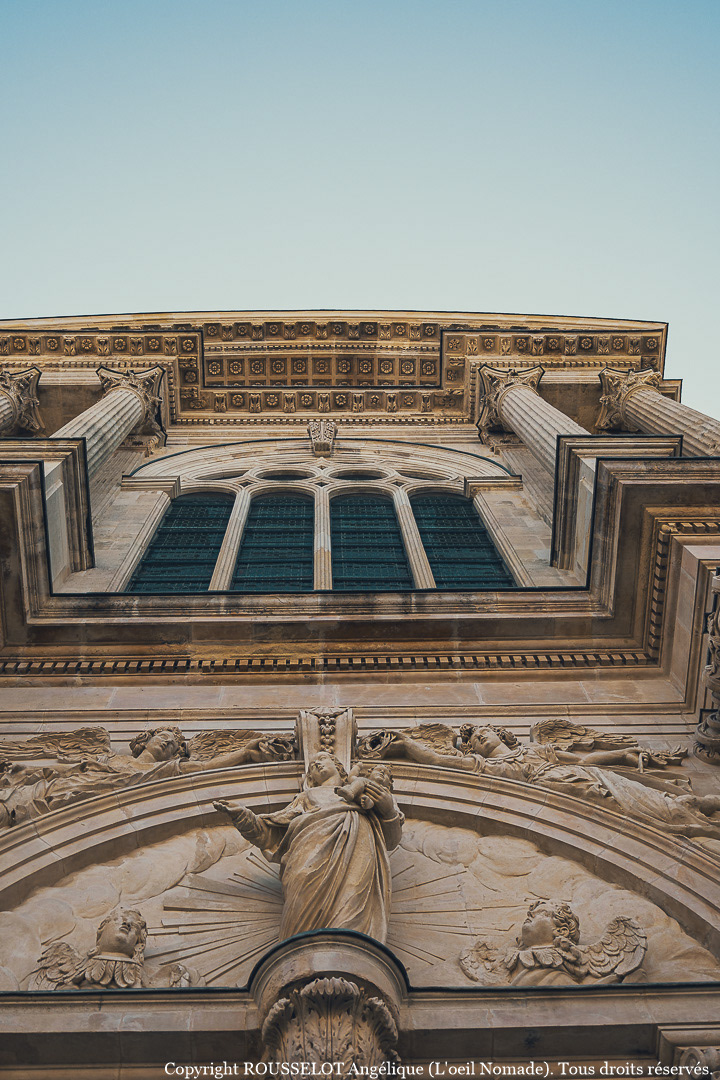 Focus sur les détails sculptés du portail de la Cathédrale Notre-Dame, témoignage du patrimoine historique du Havre.