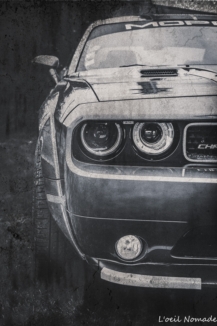 Détail calandre voiture de collection, focus sur les chromes et l'optique, approche photographique artistique.