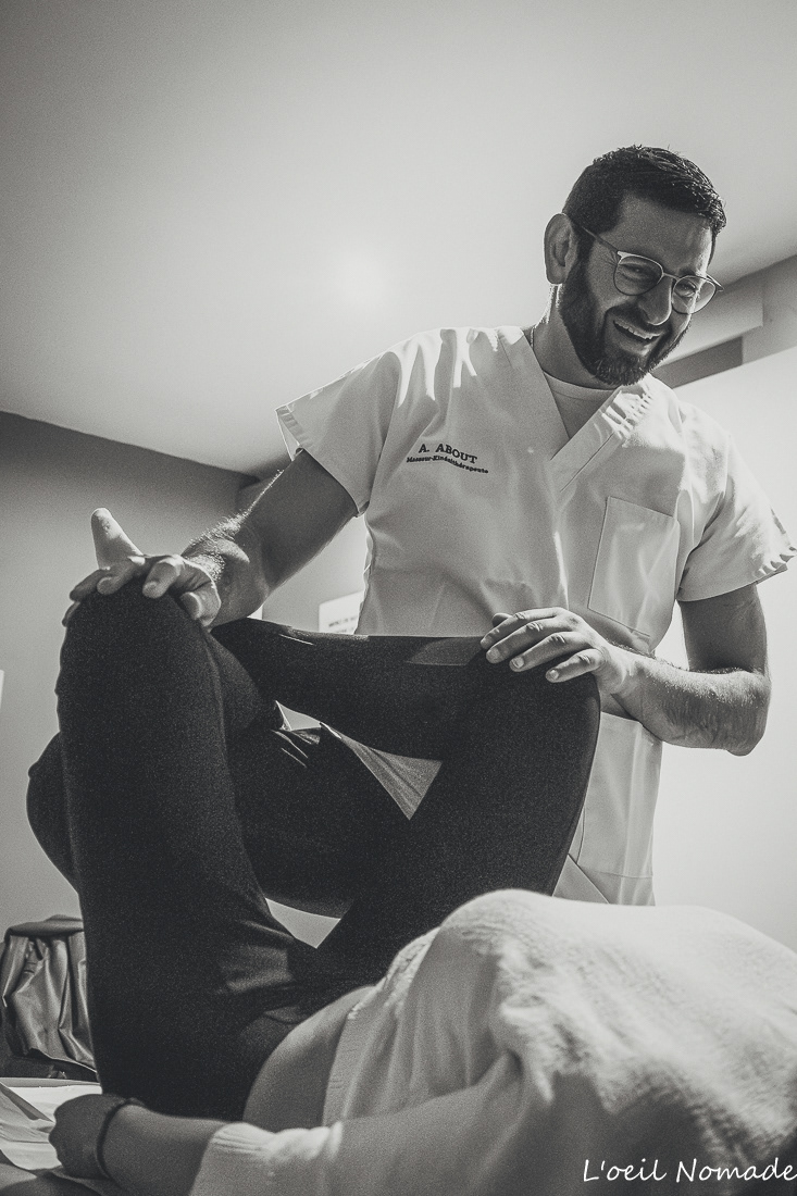 Photographe entreprise Le Havre, séance de kinésithérapie spécialisée endométriose, manipulation thérapeutique.