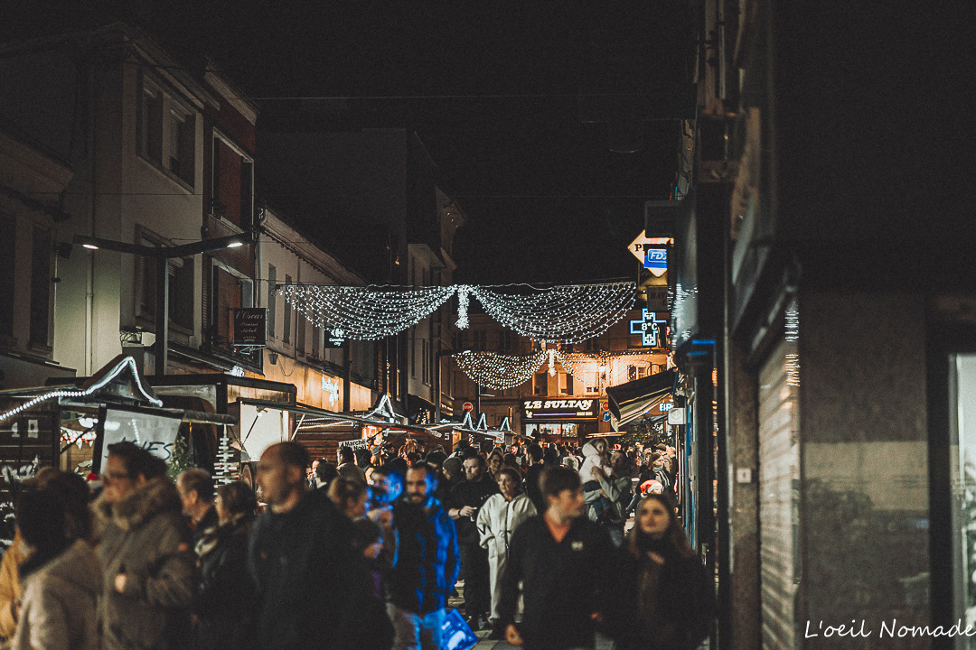 Immersion au cœur de la ville : documenter l'affluence et l'animation des rues de Montivilliers sous les lumières de fête.
