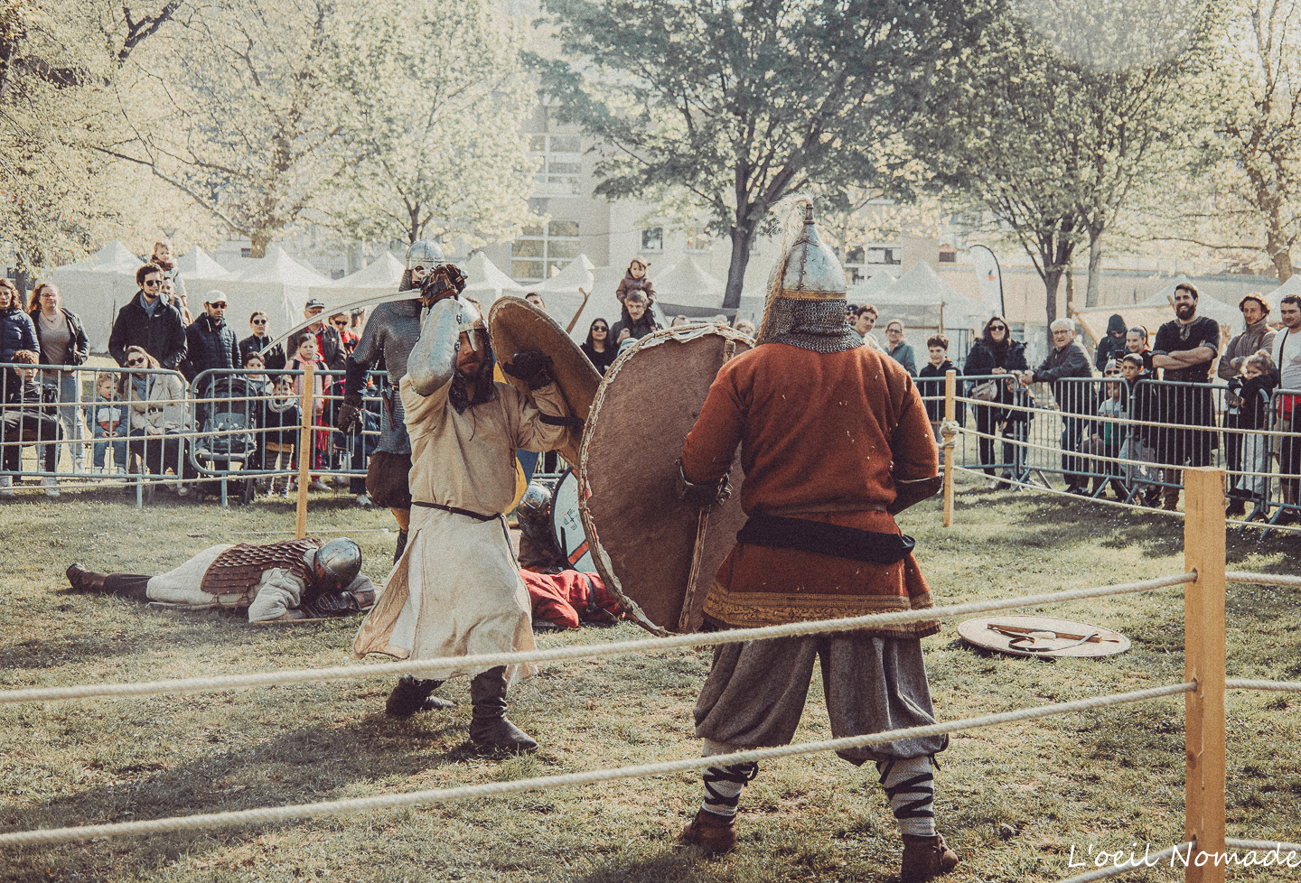 Combat médiéval en armure, photographie de reconstitution historique, reportage événementiel Normandie.