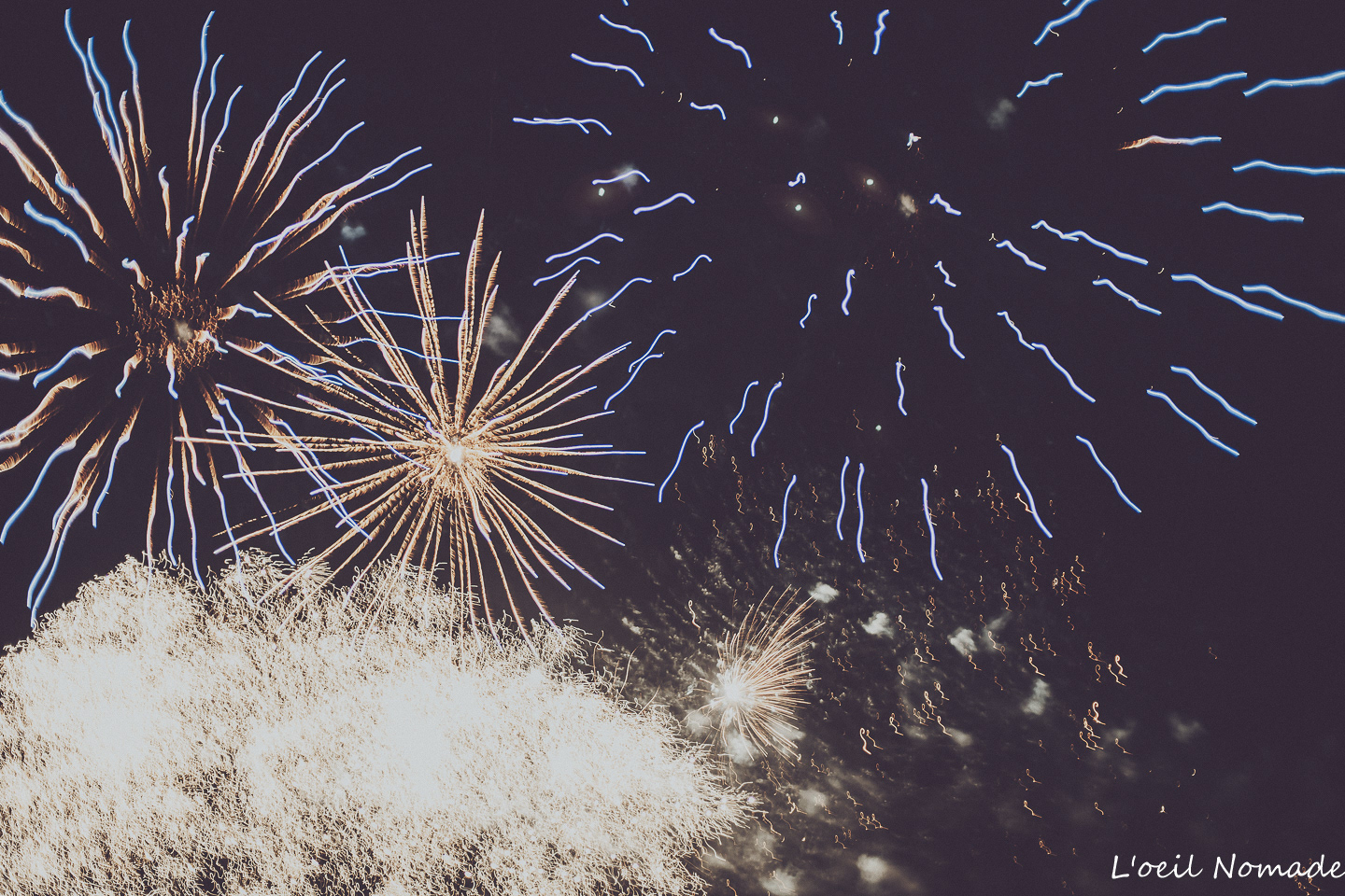 Éclats du feu d'artifice au-dessus de la Manche