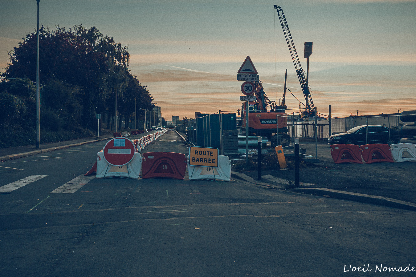 Urbanisme en transition : photographier les zones de travaux pour archiver la transformation du paysage urbain.