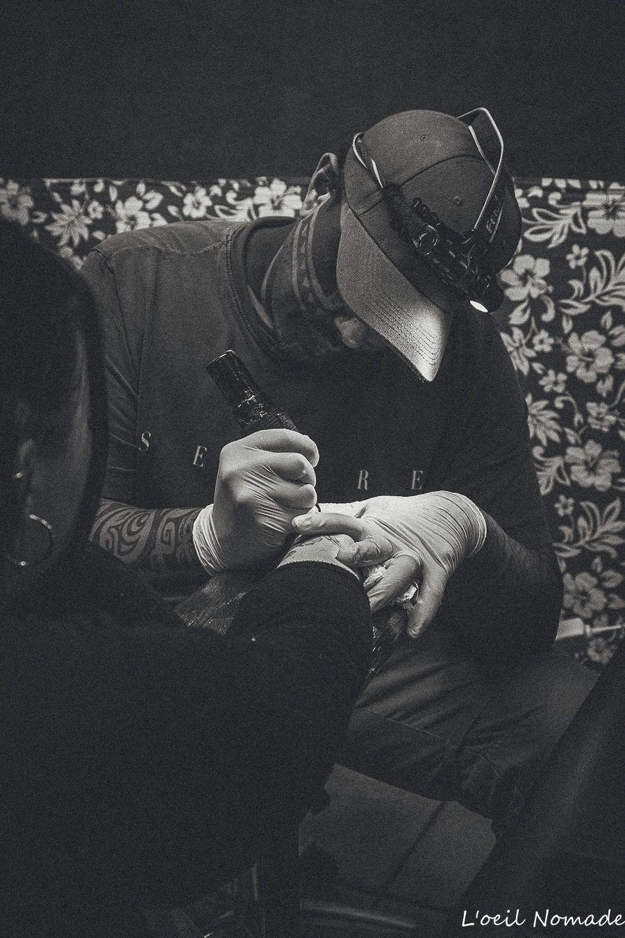 L'art nomade au festival : session de tatouage en plein air, documenter le geste précis au rythme de la culture Kustom.