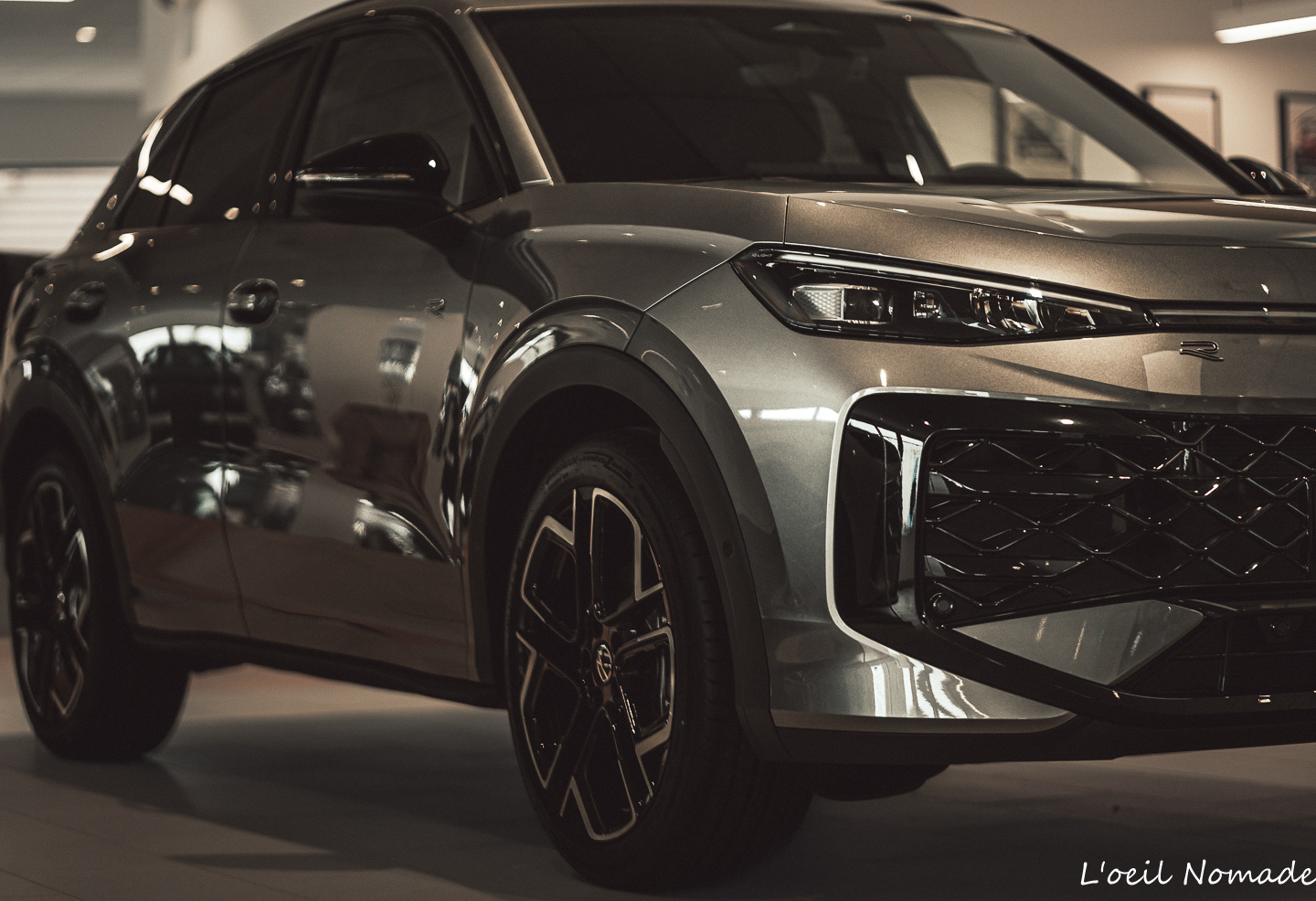 Exemples de reportages photo B2B signés L’œil Nomade au Havre : Automobile premium, Architecture patrimoniale (Rouen), Portrait d'autorité et Artisanat d'art. Une cohérence visuelle pour vos réseaux sociaux.