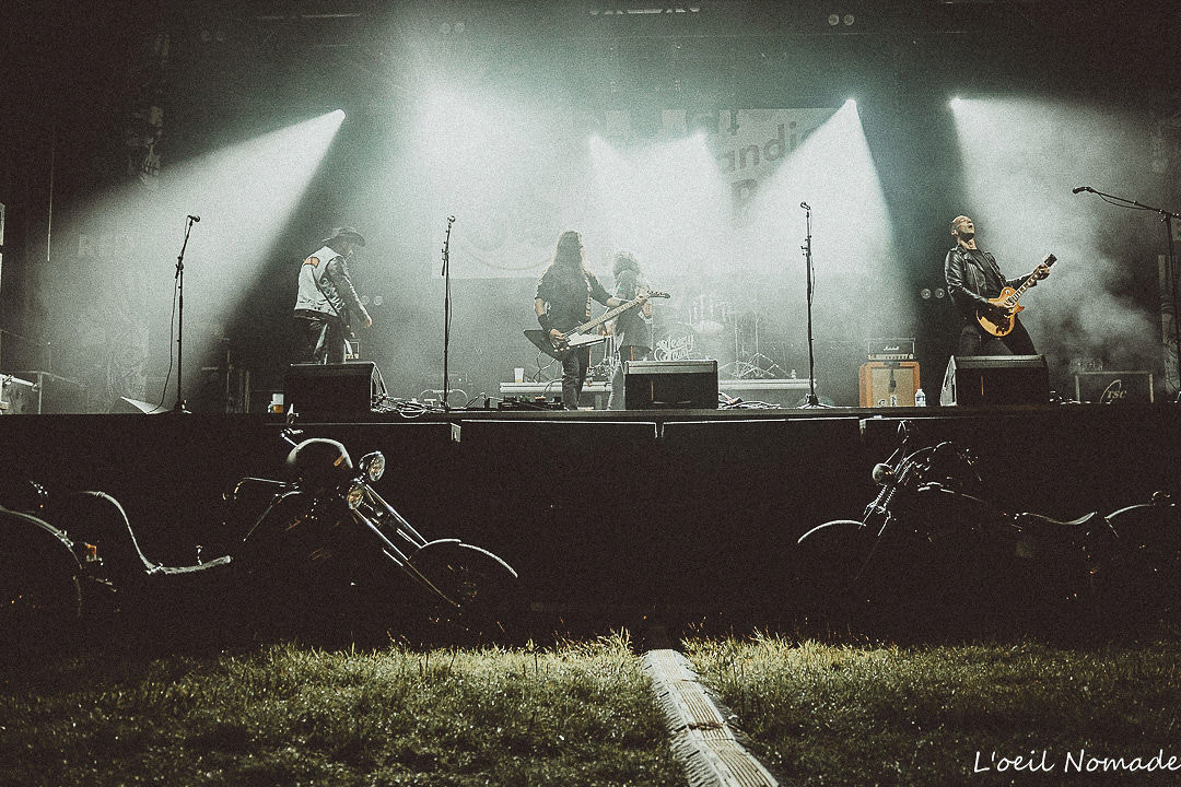 L'énergie de la scène : reportage photo de concert au Red Bike Festival, capturer la vibration rock et l'effervescence du live.