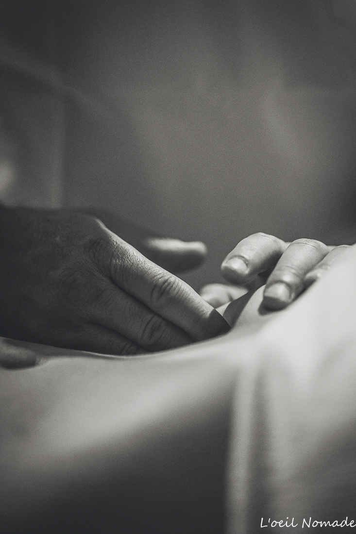 Détail du geste technique kiné, massage thérapeutique endométriose, photographie de soin paramédical.