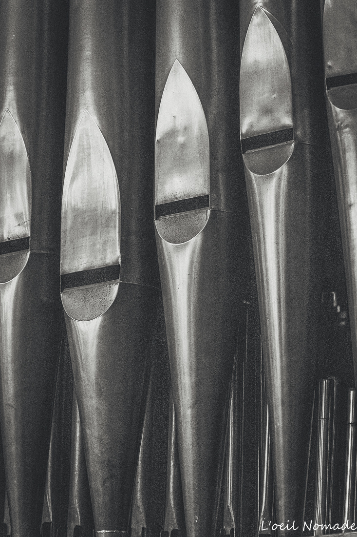 Détail de tuyaux d'orgues dans une église de Rouen, noir et blanc contrasté, texture métallique ancienne.