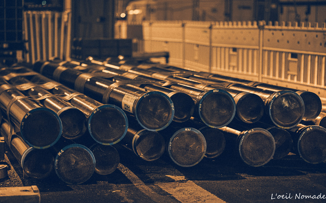 Photographie technique : stockage de canalisations métalliques pour le chantier du tramway au Havre.