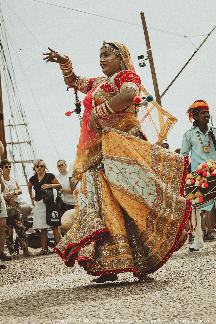 Photographie de spectacle aux Grandes Voiles du Havre : portrait en mouvement d'une danseuse indienne, reportage culturel valorisant la grâce et l'expression artistique.
