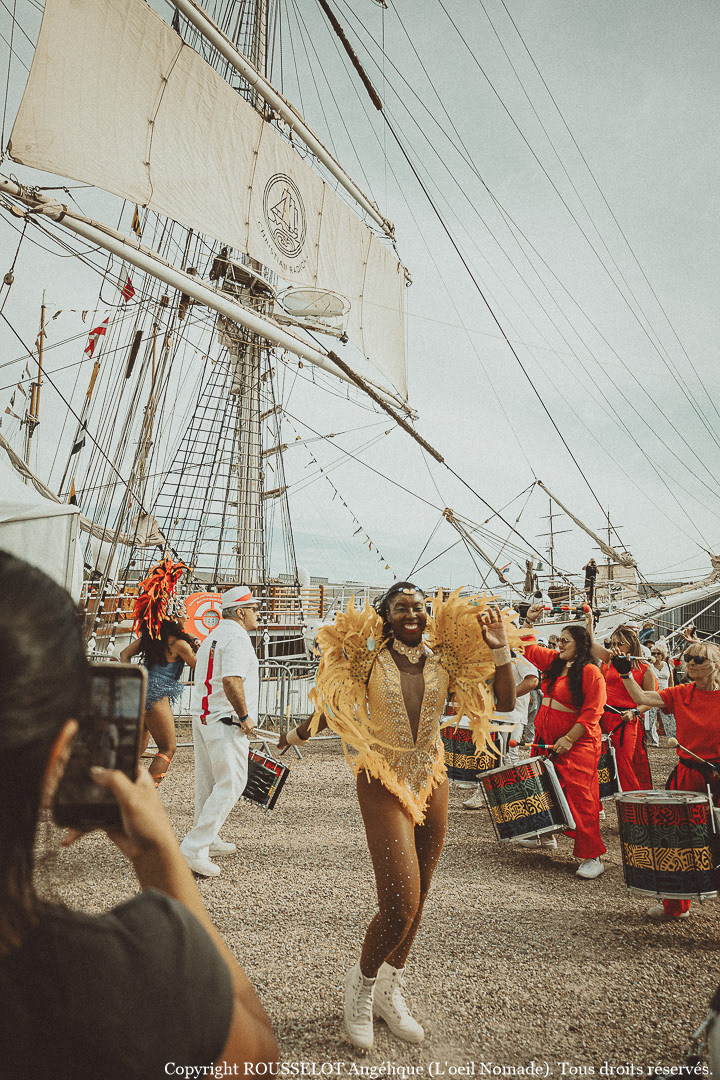 Reportage événementiel complet au Havre : documenter l'effervescence et les célébrations terrestres qui accompagnent les escales maritimes.