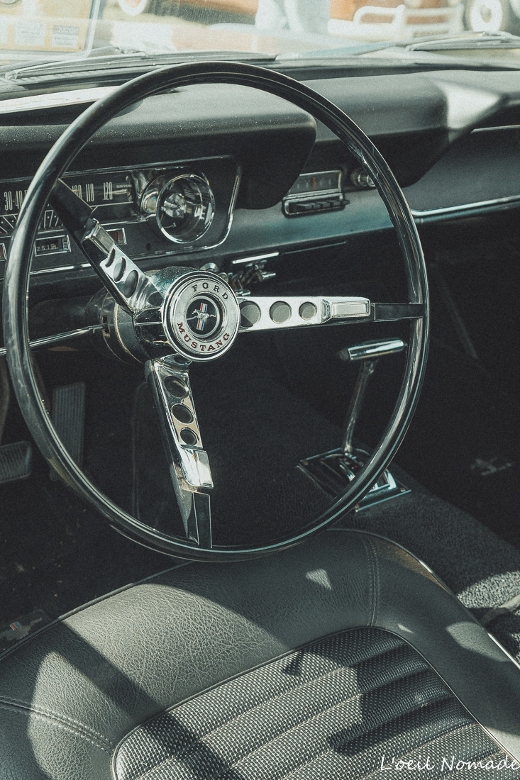 Photographe artisan Le Havre, détail intérieur voiture ancienne cuir bois, restauration automobile