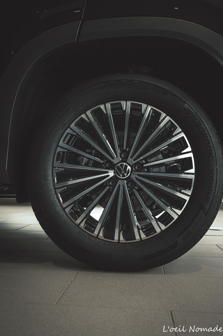 Détail technique jante alliage Volkswagen, précision logistique et fiabilité automobile.