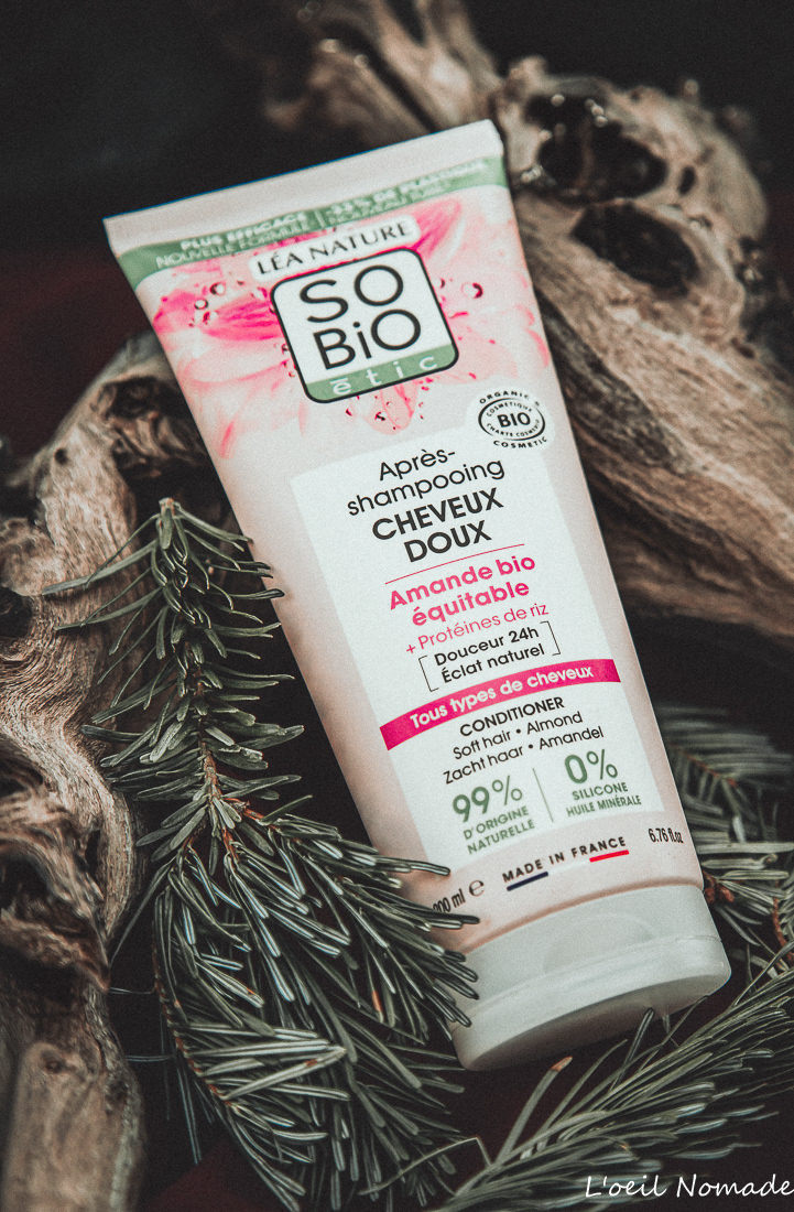 Détail macro de texture de crème cosmétique sur un tube, focus sur la matière, photographie packshot créative B2B.