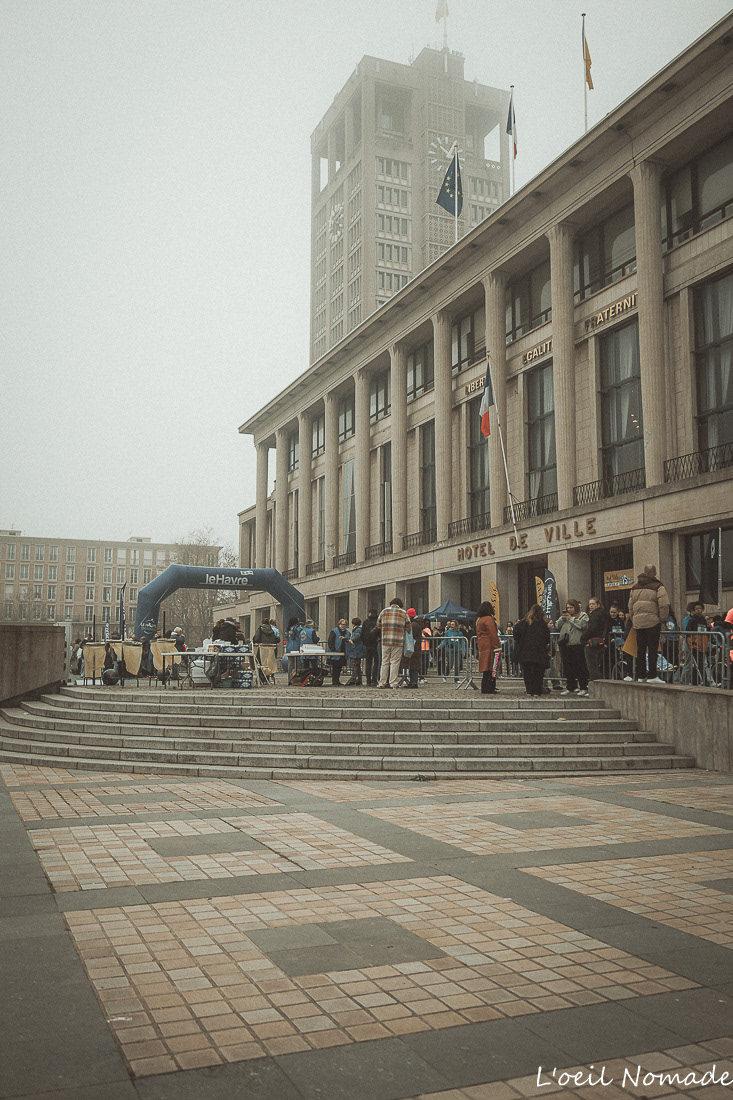 "Les coureurs devant les bâtiments emblématiques du Havre, patrimoine UNESCO et dynamisme sportif.