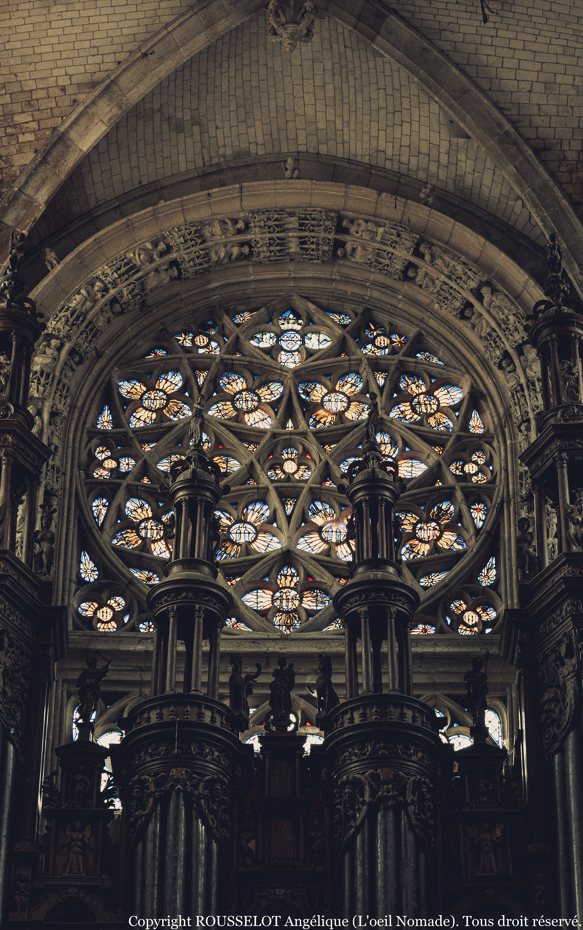 Gros plan sur les vitraux du XVe siècle de l'église Notre-Dame, photographie de patrimoine religieux en Normandie.