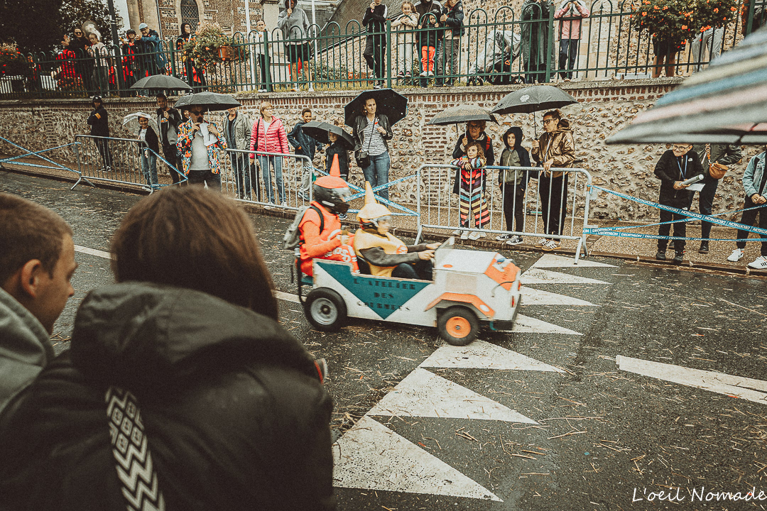 Ferveur populaire sous la pluie : le public au rendez-vous pour soutenir les pilotes, documenter l'ambiance des fêtes de village.