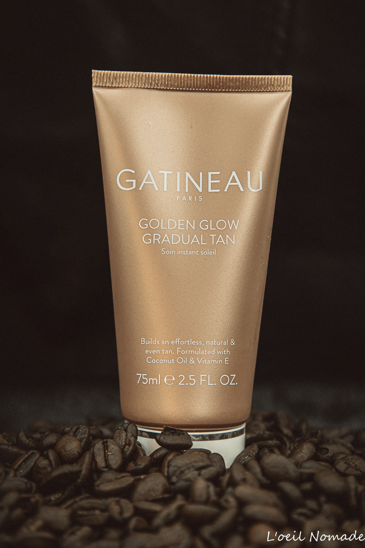 Tube de crème cosmétique sur un lit de graines de café, texture bois et café, photographie produit e-commerce créative.