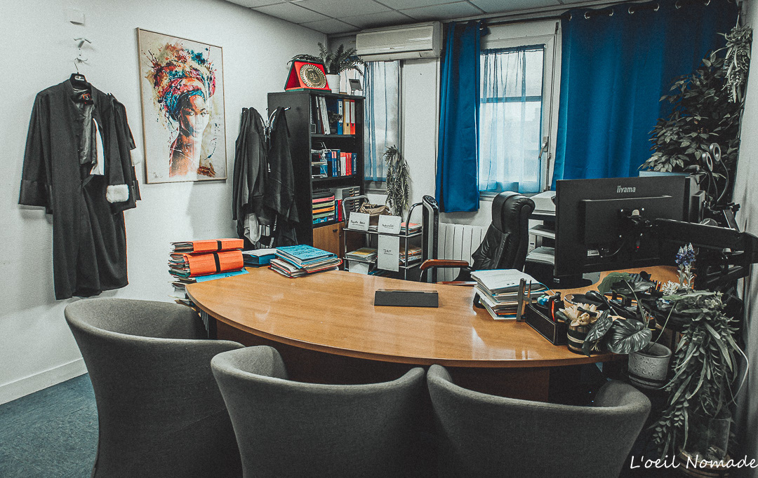 Photographie d'ambiance d'un cabinet d'avocat vide, révéler la personnalité et l'exigence professionnelle par le décor et la lumière naturelle, style documentaire.