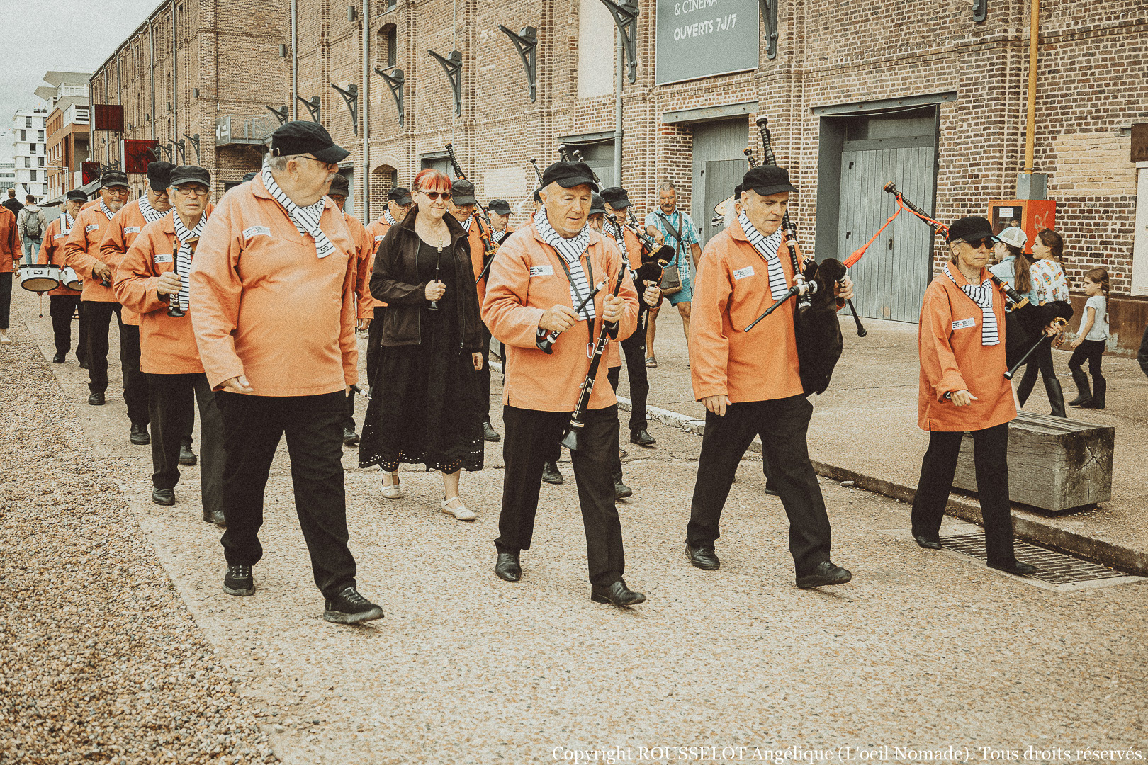 Reportage événementiel complet au Havre : documenter l'effervescence et les célébrations terrestres qui accompagnent les escales maritimes.