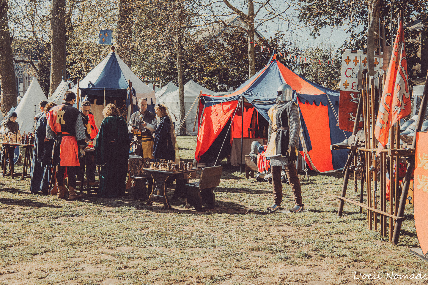Portrait de reconstituteur en costume médiéval, photographie de caractère, approche documentaire.