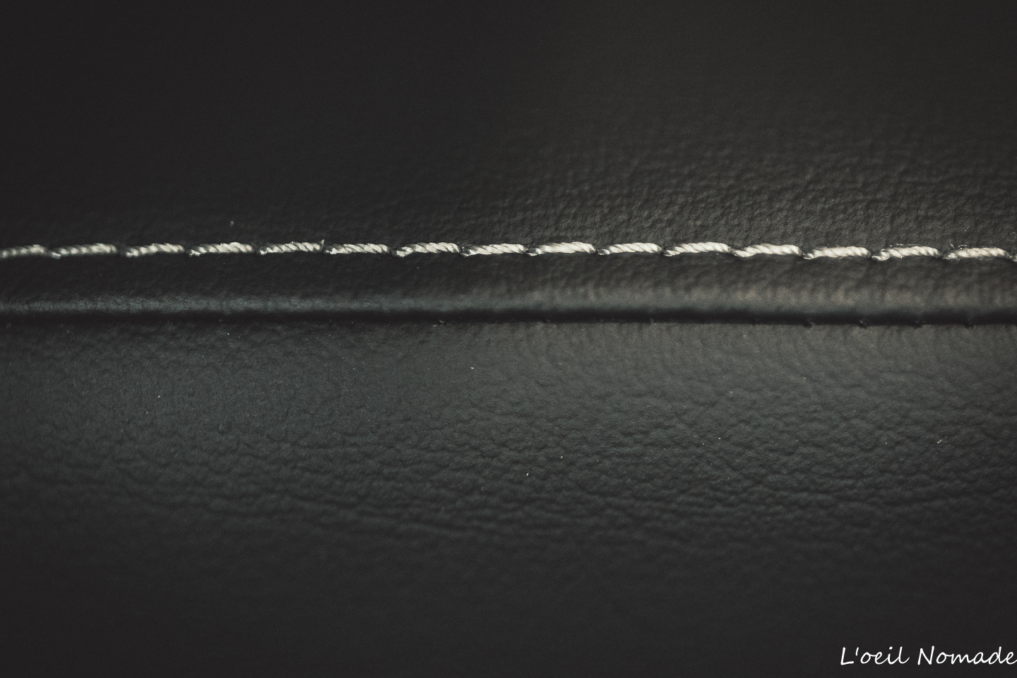 Focus sur coutures et cuir intérieur Volkswagen, valorisation du savoir-faire et de la matière.