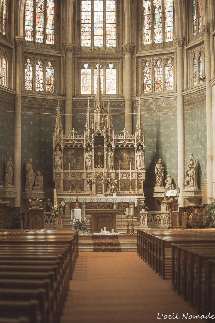 Vue intérieure de la nef de l’église Notre-Dame de Lillebonne avec autel et architecture religieuse.