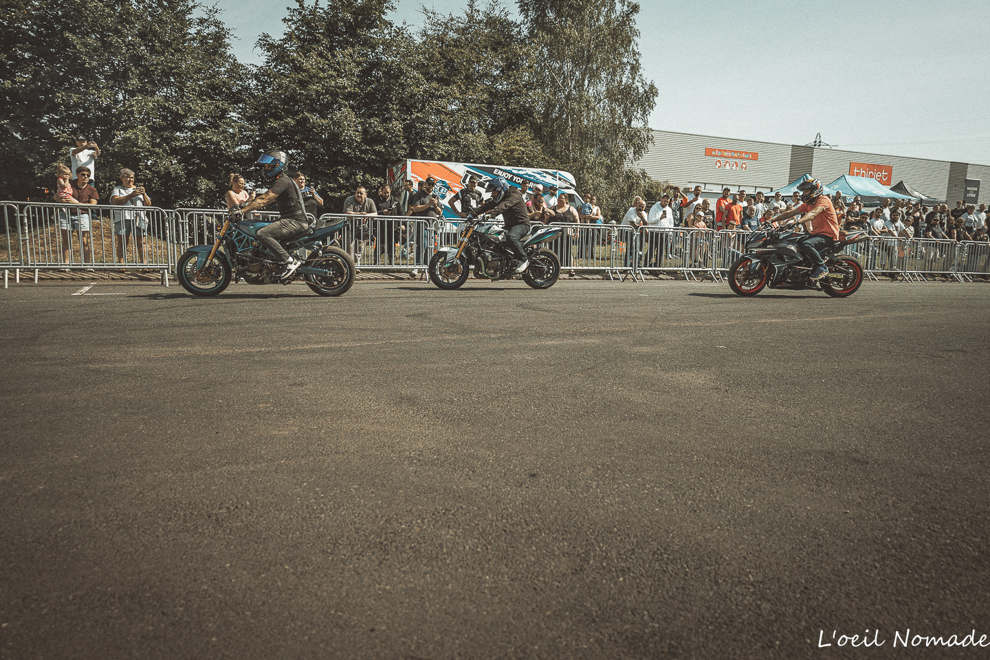 Démonstration de stunt moto devant le public lors d'un événement mécanique en Normandie.