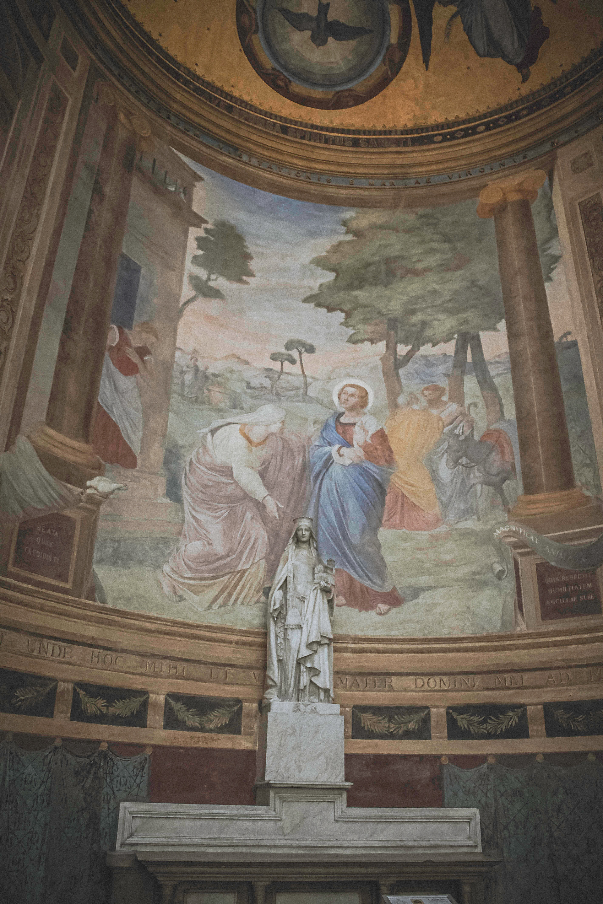 Statue de Notre-Dame de Boulogne-sur-Mer, icône du pèlerinage historique boulonnais.