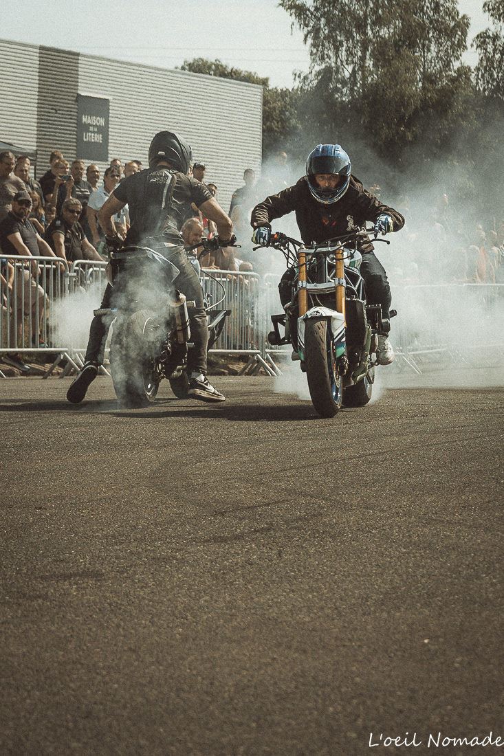 Moto évoluant dans la fumée produite par les démonstrations mécaniques.