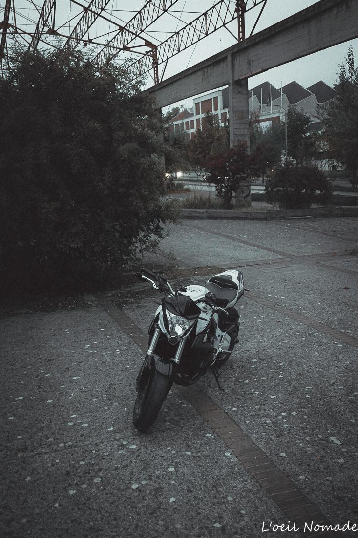 Reportage photo moto ambiance urbaine et industrielle, mise en valeur artistique du design sans détails mécaniques.