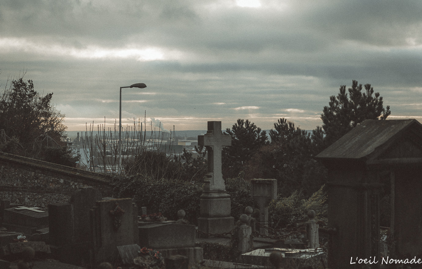 Anciennes sépultures du cimetière de Graville, perspective sur les croix en pierre, atmosphère de silence et de vérité.