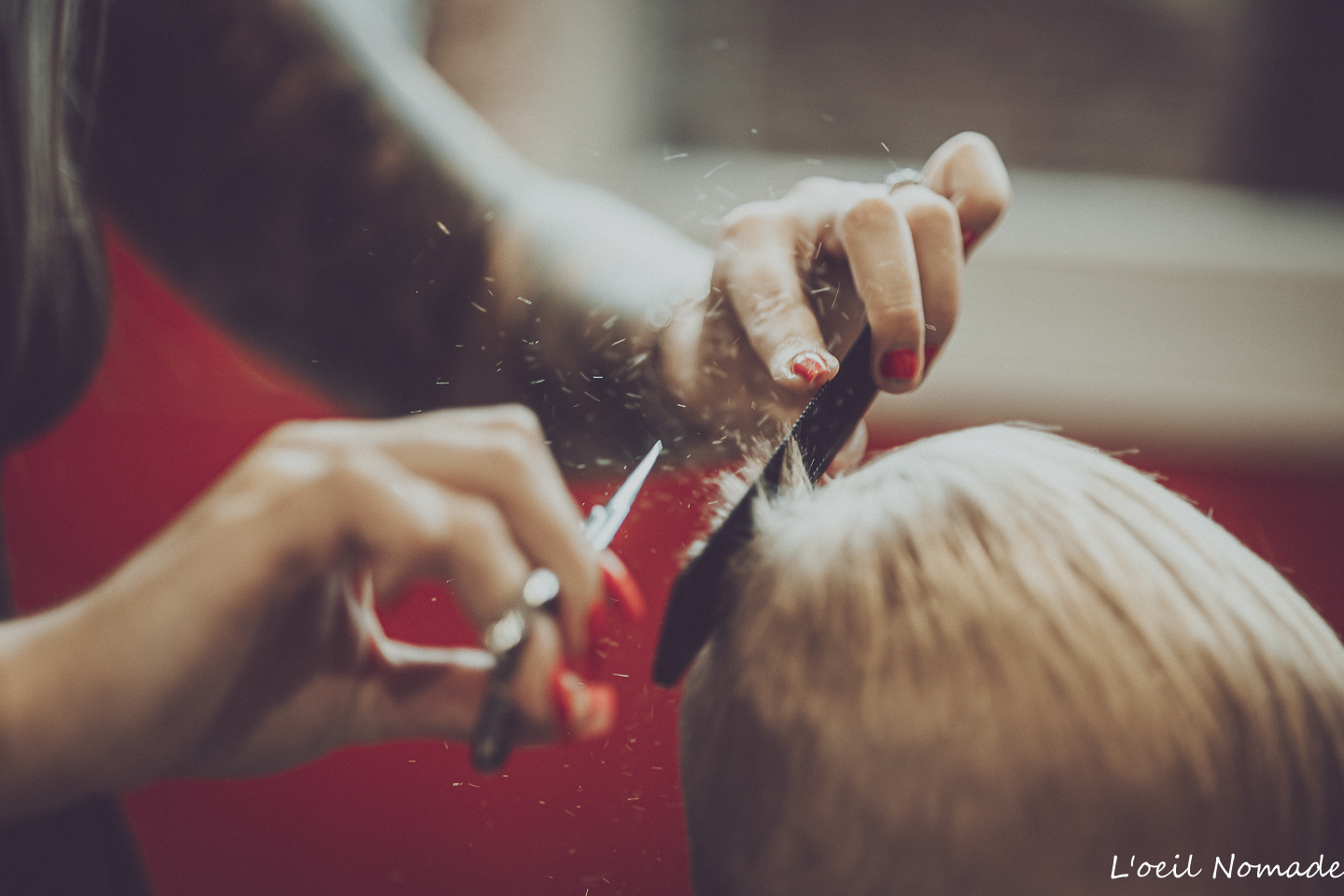 Détail des mains d'une coiffeuse pendant une prestation