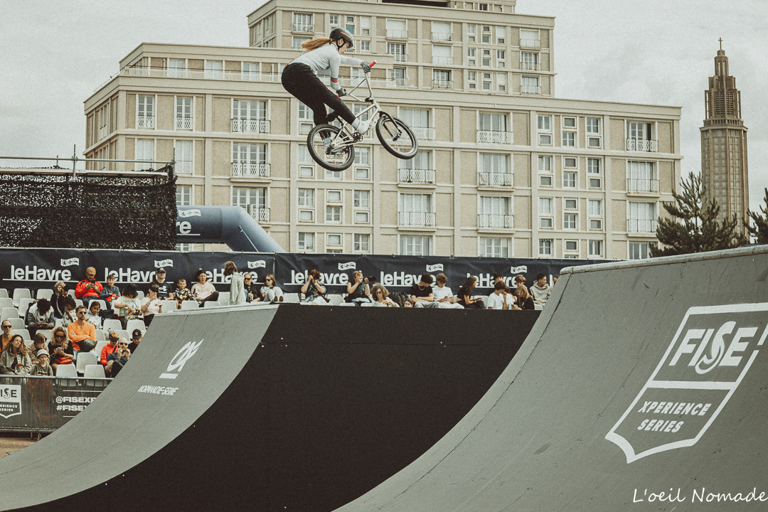 L'énergie du skatepark : documenter la relation entre la performance sportive et la ferveur du public lors d'un rassemblement de glisse.