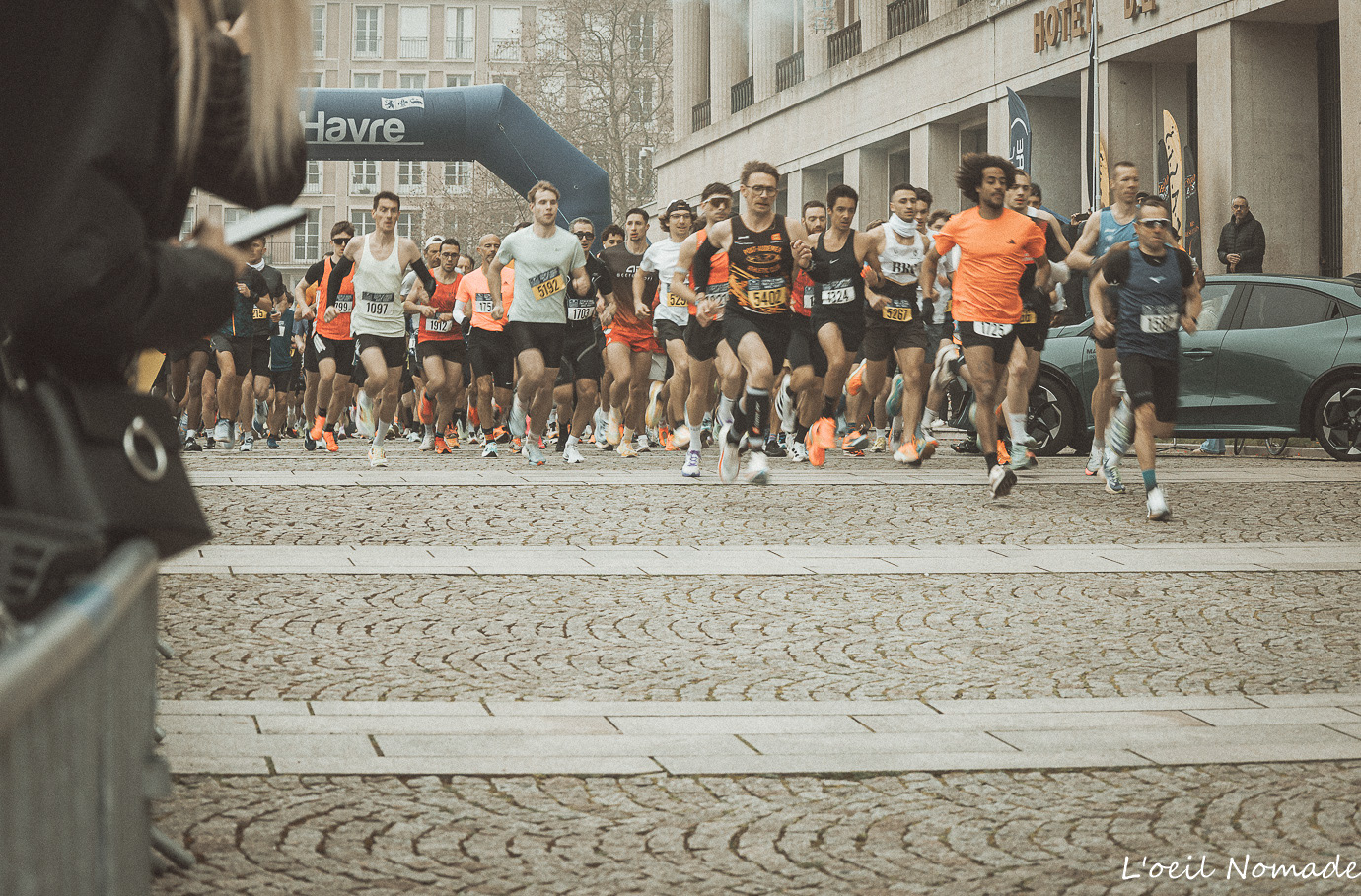 Départ massif des 15 km du Havre, perspective sur les coureurs et l'architecture urbaine.