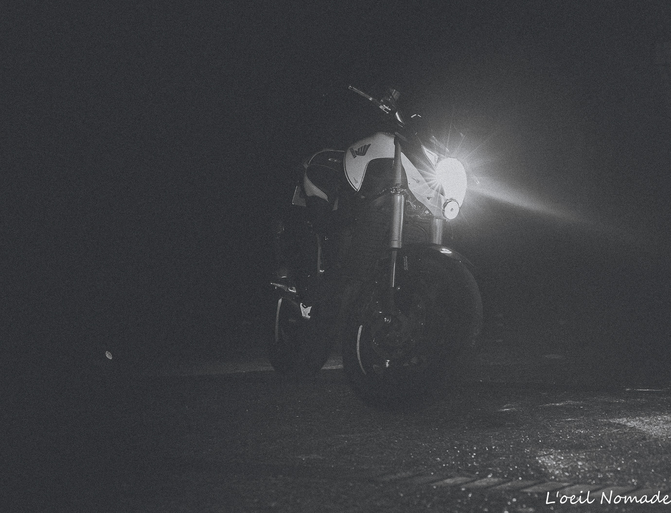 Photographie artistique moto de nuit Le Havre, jeux d'ombres et lumières "Dark Muted", portrait de véhicule de caractère.