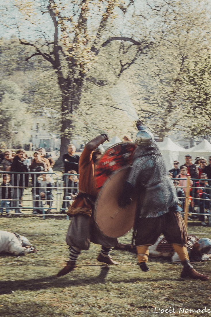 Combat médiéval en armure, photographie de reconstitution historique, reportage événementiel Normandie.