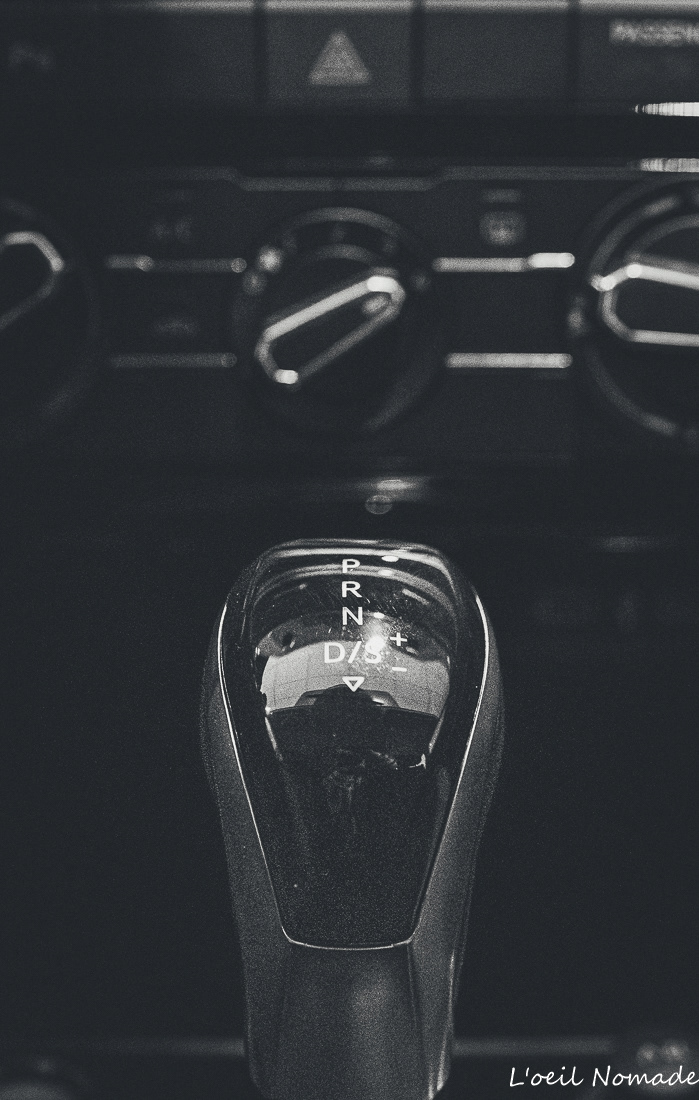 Ergonomie console centrale Volkswagen, finitions premium, packshot automobile pour branding.