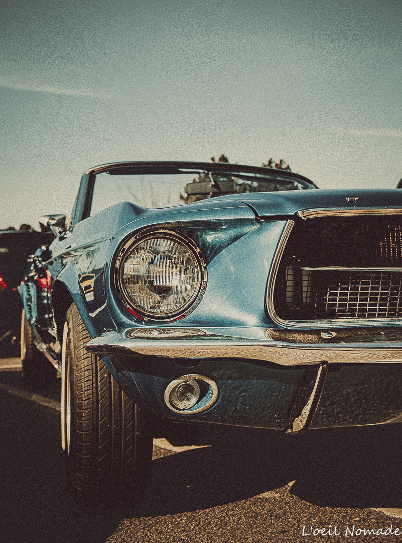 American Muscle : sublimer la puissance et la couleur d'une Mustang lors d'une séance de portrait automobile au Havre.