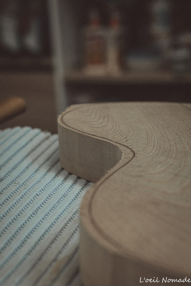 Texture bois brut et copeaux dans l'atelier Wooden Owl, macrophotographie artisanale.