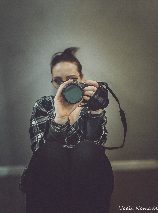 Photographe reportage Le Havre en action, ambiance sombre et texturée, symbolisant l’exigence et l’investissement en photographie professionnelle B2B